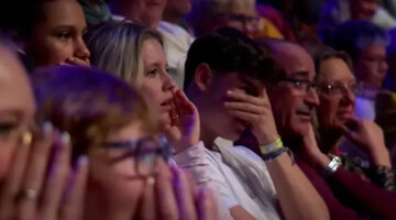 шоу талантов австралийка на флейте. таланты из женщины. American got talent судьи 2019. Espana got talent судьи. нина миоко французская певица.