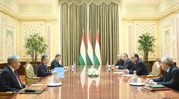 Душанбе шахри сулх. Город душанбе 2022. Рустами эмомали сохмонхо. Ёлка в душанбе 2020. Елка в душанбе 2022.