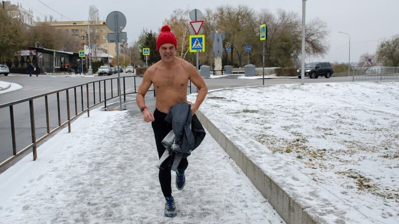 человек под зонтом. дождливый день. сильный дождь. дождь. зонтик.