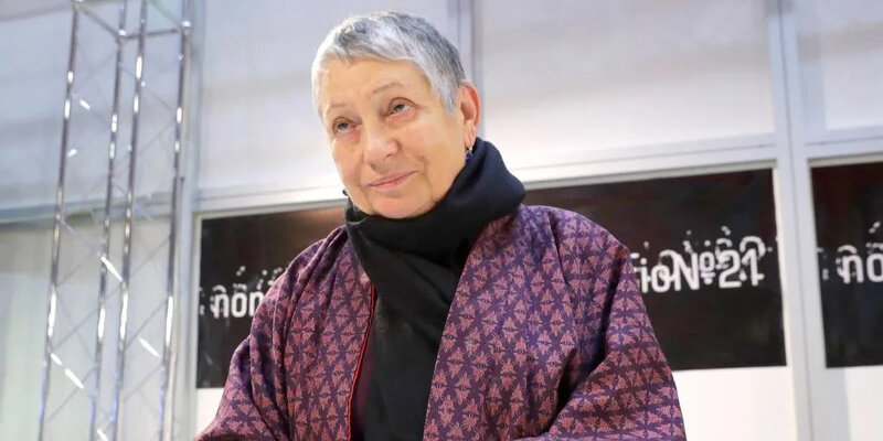 Девушка и сильный ветер. Она вся в. Девушка в белом платье. Нежность женщины. Изображение счастья.