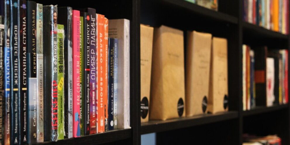 Книжные иркутска. Библиотека Иркутск. На вокзале книга.