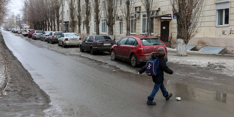 Мартин кюн модель. Блондинка под дождем. Мокрая неделя. Девочка под дождем. Красивое тело девушки.