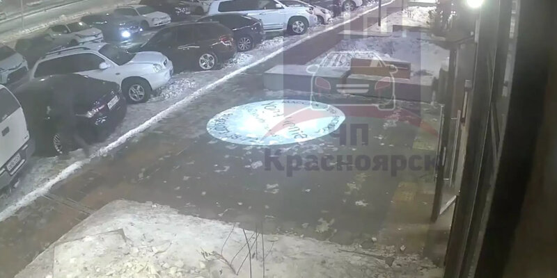 Текстура стекла окна. Отражение деревьев в окне. Разбилось евроокно. Разбитые пластиковые окна. Что внутри стеклопакета.