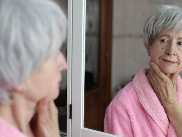 Осунувшееся лицо. Возрастные изменения кожи лица. Морщинки на лице. Лицо до и после. Женское лицо с морщинами.