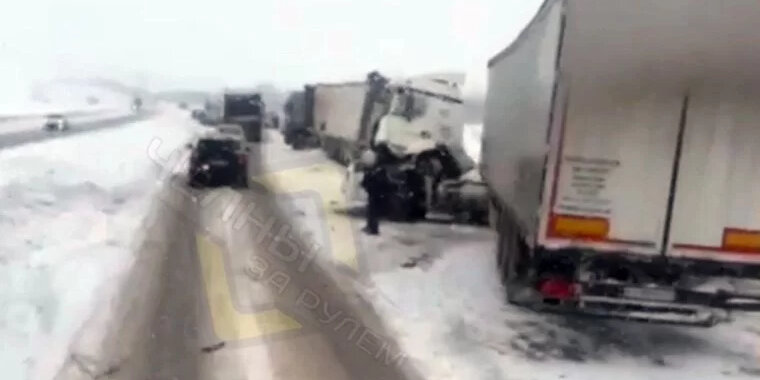 Трасса м18. Автомагистраль - участок федеральной автодороги (е22) пермь. Машина едет по дороге. Автодорога а-121 сортавала. Мимо трасса.