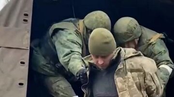 Пропасть ранить. Пропасть непонимания. Девушка у пропасти. Девушка в полете. Девушка разлетается.