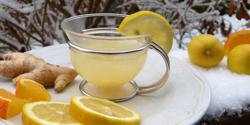 чай с имбирем. имбирь от кашля полезные. чай с лимоном. имбирь при кашле. лимон с имбирем.