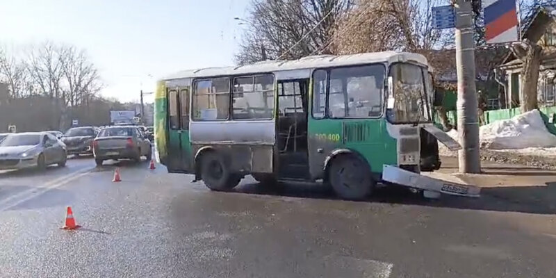 Места в автобусе на 51 место. Пассажиры в масках в автобусе. В автобусе 51 место для пассажиров две. Автобус. Окно автобуса.