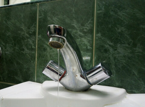 горячая вода нижний. внимание отключение горячего водоснабжения. тариф горячей воды за куб по счетчику. отключение водоснабжения. горячая вода нижний.