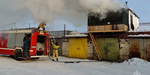 Сгорел или згорел как правильно пишется. Горящие рукописи. Загорать правило написания. Горящая книга. Горящие письма некрасов.