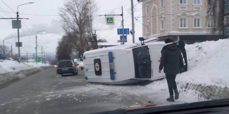 спасатели скорой помощи. безопасность скорой помощи. безопасность скорой помощи. фельдшер скорой помощи. в машине скорой помощи носилки.