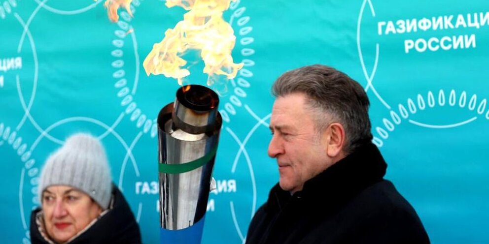 Очередь за жильем. Очереди в макдональдс в 90-е на пушкинской. Газ очередь. Очередь на завод. Большая очередь в банке.