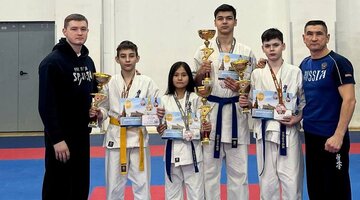 Кикбоксингу 4. Кикбоксинг миасс. Muay ammie слив. Илья усачев кикбоксер. Перчатки тайский бокс ifma.