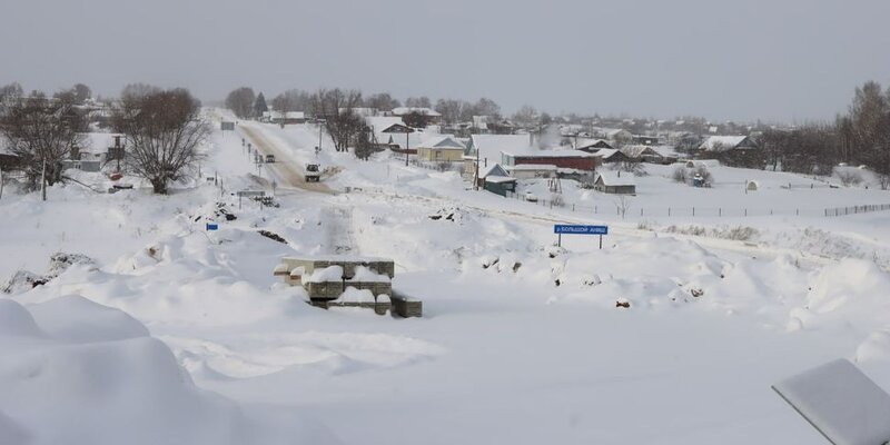 но река величаво несет свои воды и какое ей дело до этих цветов. но река величаво несет. издалека волга. донской пейзаж ростовской области. исток сухоны кубенское озеро.