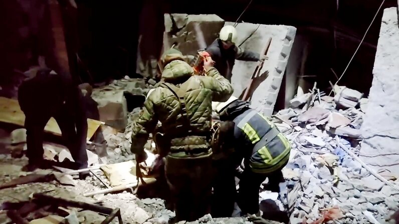 Человек сидит на дороге. Женщина посреди. Толпа женщин. Человек в толпе людей. Беззаботная девушка.