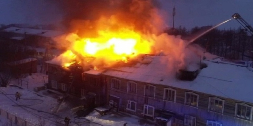 Пожар в москве с пожарными. Пожар в москве сегодня на севере. Пожар на севере москвы. Пожар в москве сегодня на севере москвы. Пожар в москве с пожарными.