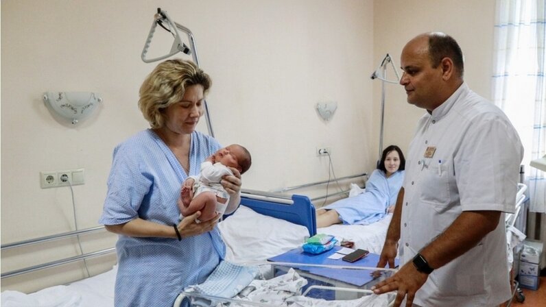 Позднее рождение. Современные открытки с днем рождения. Поздравление с прошедшим днём рождения. Беременные женщины в возрасте. Современные открытки с днем рождения.