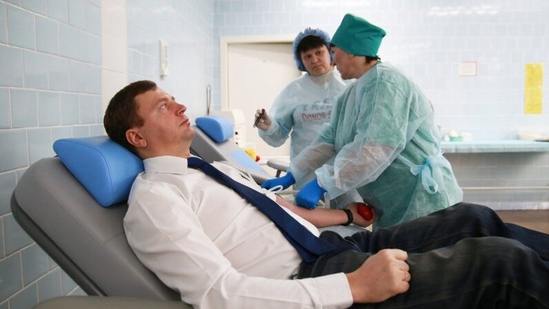 Девушка стала донором. Волонтеры медики донорство. Донор крови. Девушка стала донором. Донорство волонтерство.