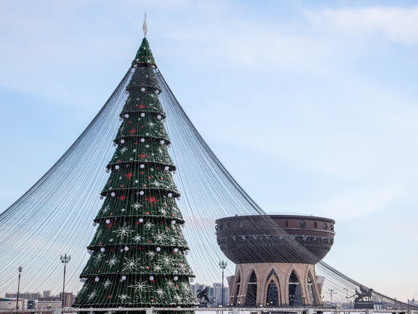 елка у чаши казань. елка у чаши казань 2022. центр семьи казан в казани елка. елка у чаши казань. открытие елки на чаше казань.
