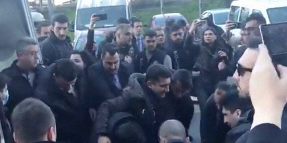 захват здания террористами. спецназ россии штурм здания. захват заложников здания. захват заложников здания. театральный центр на дубровке теракт 2002.