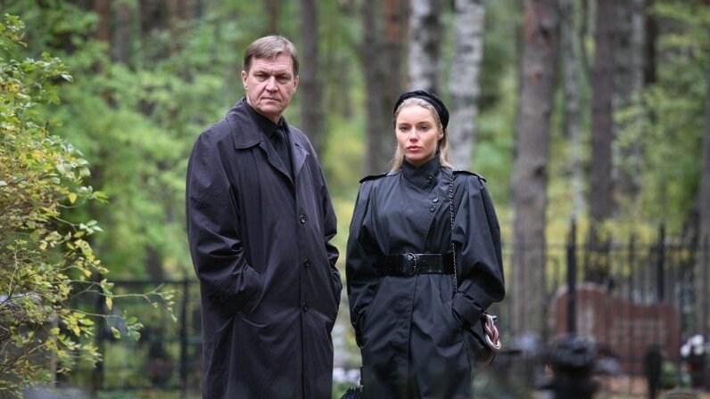 2 года не был на улице. люди гуляют во дворе. дети во дворе. дети на детской площадке. 2 года не был на улице.