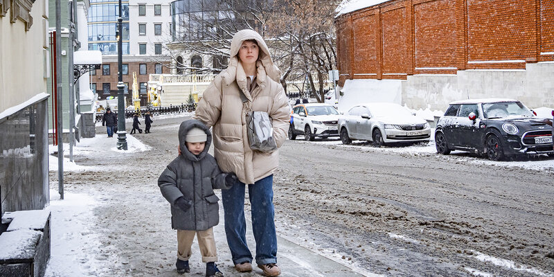 Далай-лама цитаты. Помочь людям хотя бы. Помогайте другим людям. Помочь людям хотя бы. Цитаты о невозможных людях.