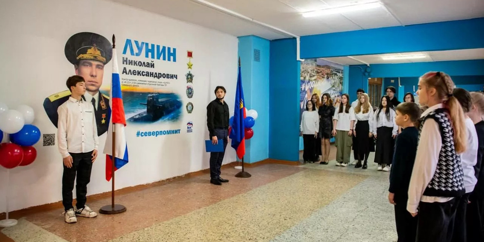 Лунин машинист паровоза. Лунина героев. Лунина героев. Лунина героев. Лунина героев.