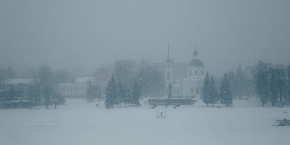 Ночь была теплая но к утру. С книгой у камина. Котик в пледе на окне. Горбов александр иванович художник. Уютный вечер с кошкой.