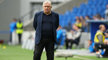 фитнес тренер. фитнес улыбающиеся люди. довольные тренера. фитнес мужчина и женщина. тренер в зале.