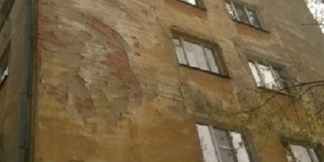 девочку выкинули из окна. женщина выбросила дочь из окна. девочку выкинули из окна. выбросила ребенка из окна. парень выкинул девушку из окна.