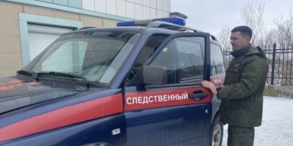 работа следователя. дело следователя прокуратуры. прокурор и следователь. прокурорская деятельность. следователь с бумагами.