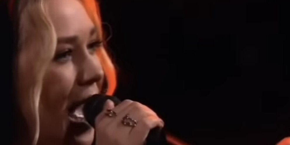 девочка в первый пробует