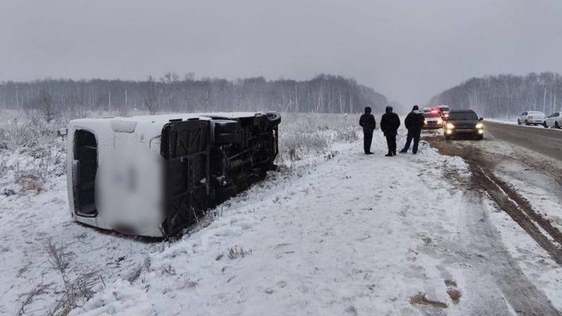 Автобус с 16 пассажирами опрокинулся на заснеженной … Foto 17