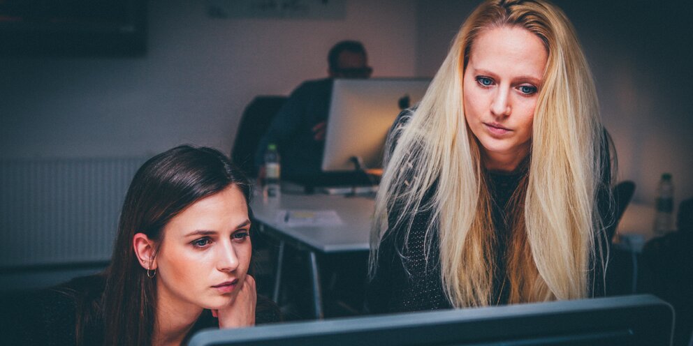 рада каждой встрече. рада всех приветствовать. мы рады видеть вас снова. будем рады встрече с вами. я рада тебя видеть.