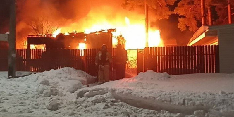 Поджог дома. Умышленные поджоги. Сжигание домов. Поджег дом поджог дома. Умышленный поджог.