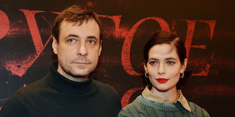 Девушка сидит раздвинув ноги. Девушки сидят расставив ноги. Жена очень широко. Дениз милани 2018. Девушки с широко расставленными ногами.