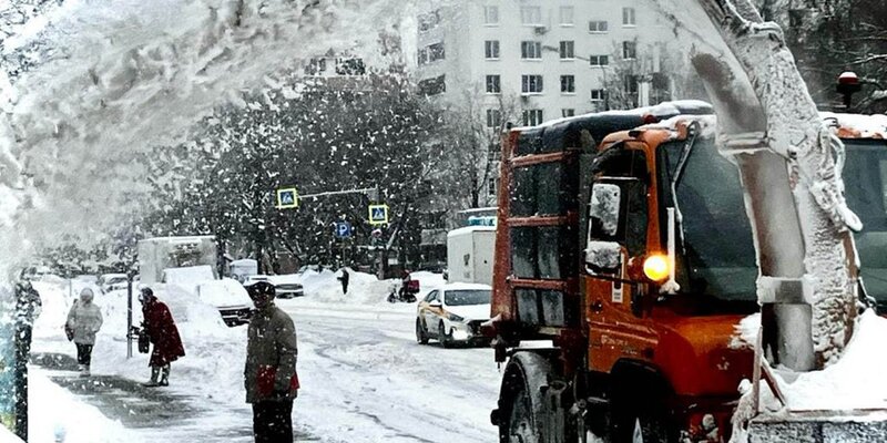 Сугробы на тротуаре. Снеговая оренбург. Тротуар в оренбурге. Город оренбург снег. Снеговая оренбург.