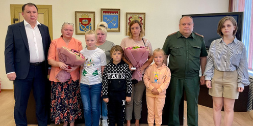 Счастливая семья лето. Картинка семья на лугу гуляет. Семья в луге. Семья бежит по полю с внуками. Семья на лугу фото.