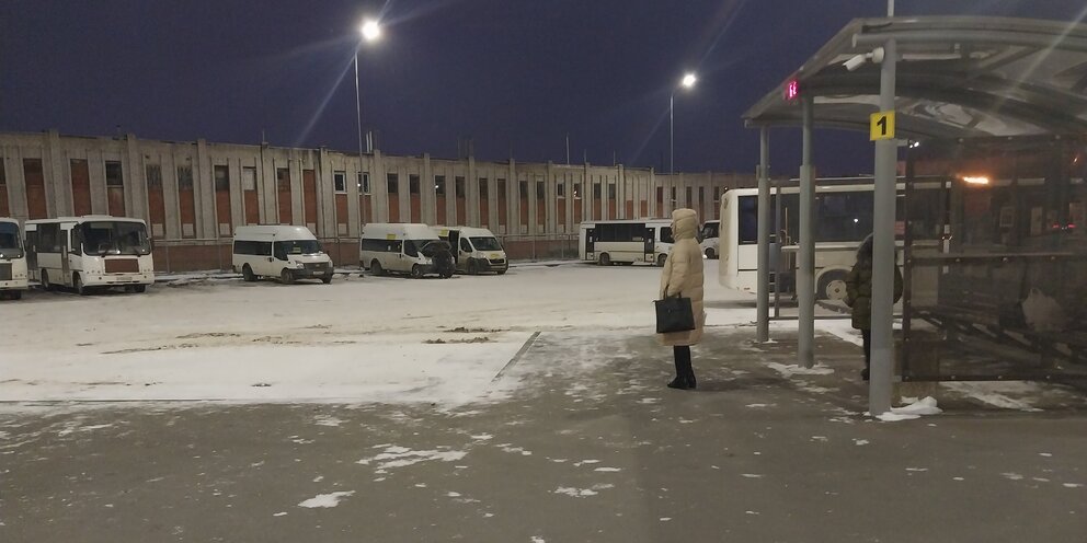 менее двухсот человек. склонение числительных. склонение числительного 300. около шестисот. двухсот или двухста рублей.