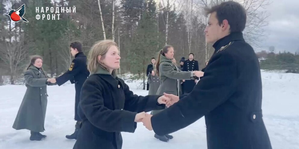 Волонтеры фронту. Саратовский патриотический комплекс музей боевой и трудовой. Иннополис награждение детей. Народный фронт гуманитарка. Волонтеры помощь фронту.