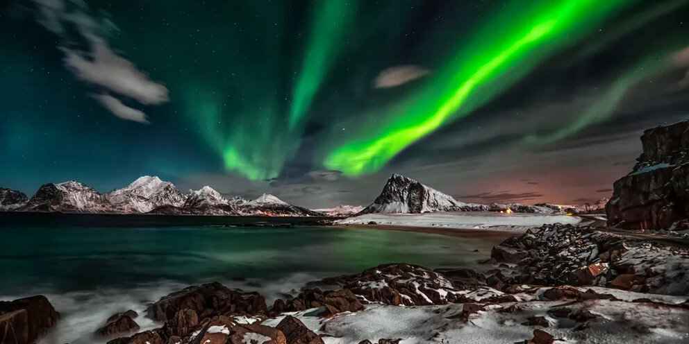 Сиять многие. Сиять многие. Лучистое полярное сияние. Белое море северное сияние фото. Сиять многие.