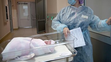 Родила под. Естественное рождение ребенка. Перинатальная область. Сирийская новорожденная девочка. Родила под.