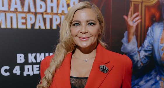 47-летняя Ирина Пегова снялась в&nbsp;шелковом мини-платье: &laquo;Соблазнительная&raquo;|