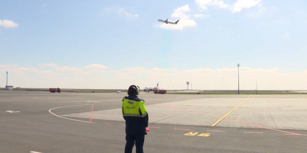 Люди в самолете. Пассажиры и стюардесса пассажиры. Борт самолета. Две девушки в самолете. Самолет с пассажиром.