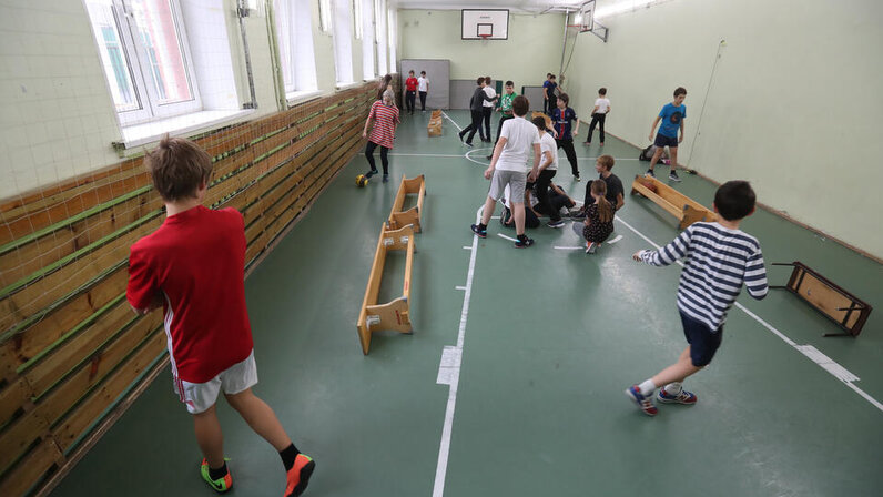 Урок физкультуры в спортивном зале