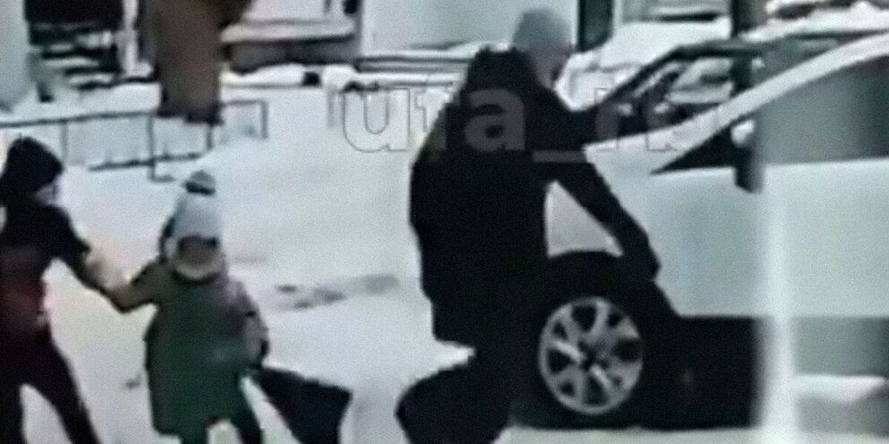 связанный парень. мужик похитил девушку и делает. эстетика похищения девушки. украл девушку на плече. кавказская пленница похищение невесты.