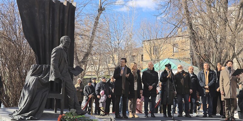 Памятник михаилу ульянову в москве