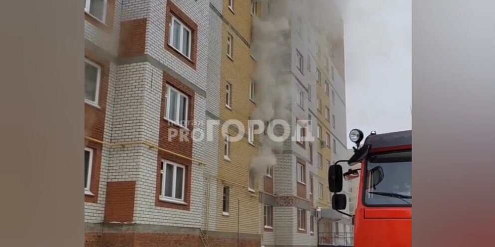 балкон в многоквартирном доме. фасады многоэтажных жилых домов. окна на фасаде. фасады многоэтажных зданий. окна жилых зданий.