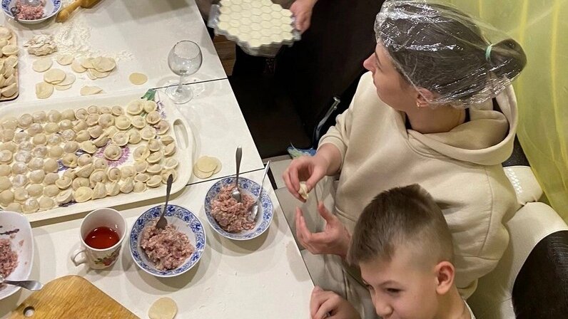 Вкусные пельмешки покупные замороженные. Пельмени полный фарш. Пельмень один. Пельмени лаборатория. Пельмени из покупного теста.