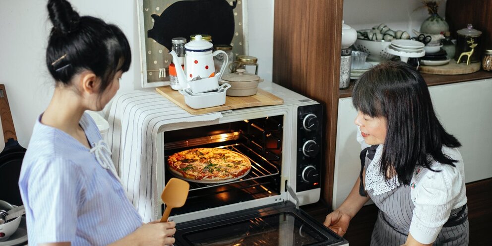контейнер в микроволновке. значок микроволновки на посуде. контейнер для разогревания в микроволновке. какую посуду нельзя в микроволновку. микроволновка разогревает.